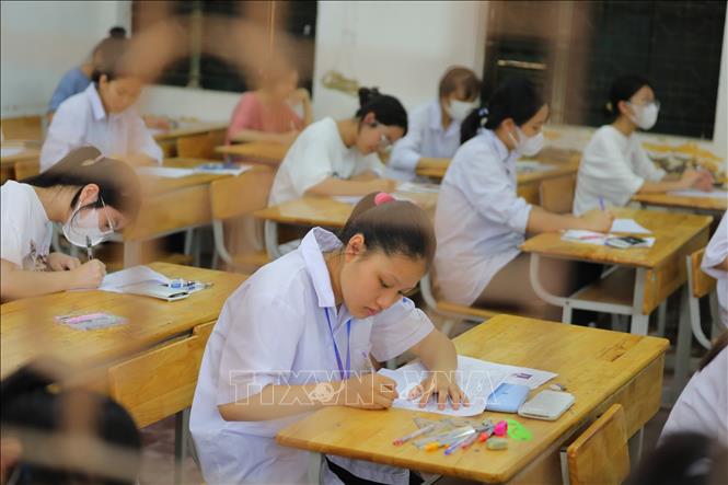 Thí sinh huyện Đan Phượng làm bài thi môn Toán. Ảnh: Hoàng Hiếu - TTXVN 
